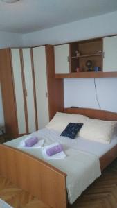 Katil atau katil-katil dalam bilik di Apartmani Bobo