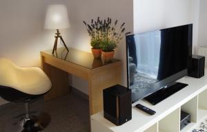 sala de estar con TV en una mesa con silla en Apartament White, en Śrem