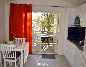 Kuchyň nebo kuchyňský kout v ubytování Visby Strandby