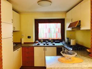 A kitchen or kitchenette at Appartamento Armonia Még 13 kép