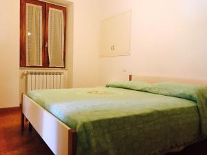 A bed or beds in a room at Appartamento Armonia