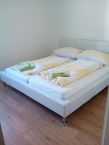 A bed or beds in a room at Apartment Fewo Irdning Pichlarn