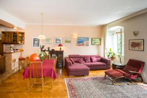 Et opholdsområde på King Tom Street Apartment + 23 billeder