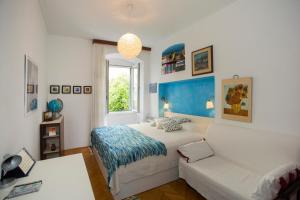 En eller flere senge i et værelse på King Tom Street Apartment