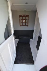 a small hallway with a door and a window at La Haute Flourie - bed and breakfast -chambres d'hôtes in Saint Malo
