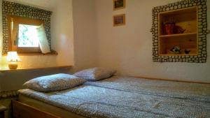 1 dormitorio con 1 cama con 2 almohadas en Apartment Sonca, en Bled