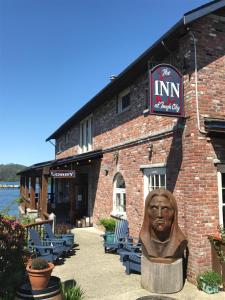 una statua di una testa davanti a un edificio di The Inn at Tough City a Tofino