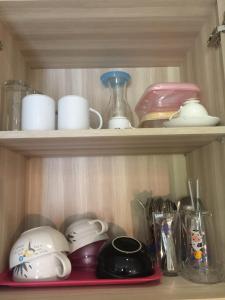 een plank met borden en andere producten erop bij Venetian Signature PoolView Resort Jomtian Pattaya in Jomtien Beach +35 foto's