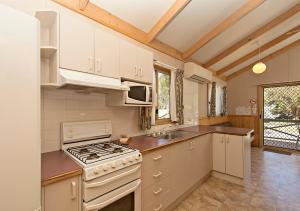 A kitchen or kitchenette at Rainbow Pines Tourist Caravan Park