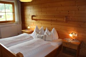 Ein Bett oder Betten in einem Zimmer der Unterkunft Hacklhof