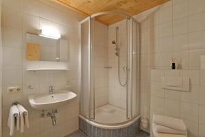 ein Badezimmer mit Dusche und Waschbecken in der Unterkunft Hacklhof in Kössen