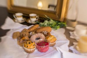 un tavolo ricoperto di muffin e pasticcini di Le Spezie dei Florio a Palermo