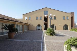 a building with a street light in front of it at Hotel Plazza in Porcari