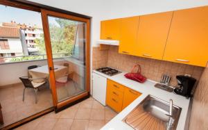 Kuchyň nebo kuchyňský kout v ubytování Apartments Hrvatin