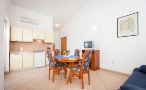 Kuchyň nebo kuchyňský kout v ubytování Apartments Hrvatin
