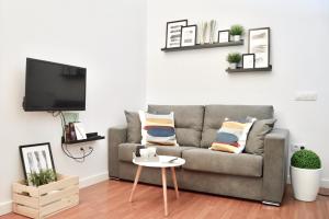 a living room with a couch and a table at Serendipia in Cáceres