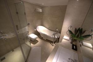 Baðherbergi á Hotel Clarks Varanasi Limited