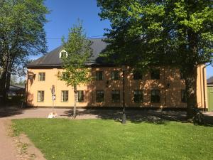 a dog sitting in front of a building at Säters Stadshotell in Säter