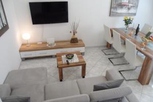 ノヴィグラード・イストラにあるApartment Playaのソファとテーブルのあるリビングルーム