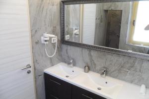 ノヴィグラード・イストラにあるApartment Playaの洗面台と鏡のあるバスルーム +28枚の写真