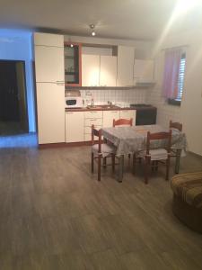 Kuchyň nebo kuchyňský kout v ubytování Flanell Apartments