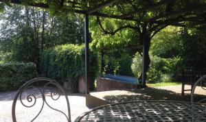 un banco bajo un cenador en un parque en Bed & Breakfast San Lazzaro Room, en San Lazzaro di Savena