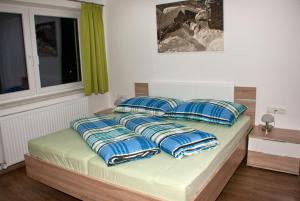 カップルにあるApart Trisannaのベッド(青と白の枕付)、窓が備わります。