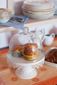 um prato de vidro com muffins numa mesa em Il Germano Reale em Alba