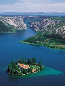 une île au milieu d'une grande masse d'eau dans l'établissement Rooms Ive, à Lozovac