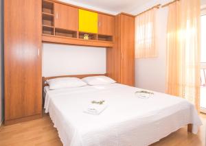Postel nebo postele na pokoji v ubytování Apartments Cvita Sučić