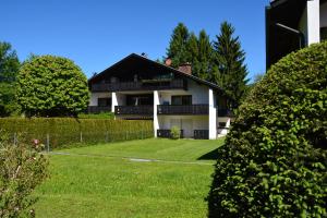 Ein Garten an der Unterkunft Alpen Deluxe Oberammergau