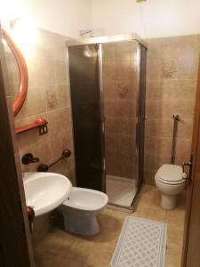 Kúpeľňa v ubytovaní Hotel Fiames + 37 fotografií