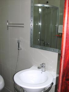y baño con lavabo y espejo. en Almeswari Suites, en Al Bahah