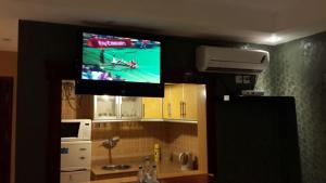 Een TV en/of entertainmentcenter bij Almeswari Suites
