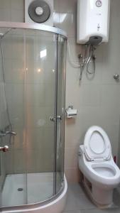 Ett badrum på Almeswari Suites