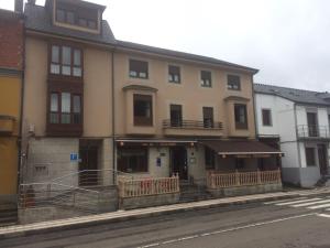 un edificio al lado de una calle en Casa Goas en Abadín