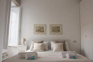 biała sypialnia z dużym łóżkiem z dwiema poduszkami w obiekcie Splendid House In Trastevere w Rzymie