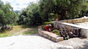 Vonkajšia záhrada v ubytovaní Tzitzifes Stone Mansion