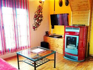 a living room with an old style tv and a table at Suite Love in Gilgarcía