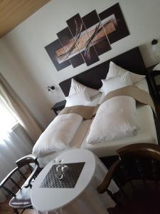 ein Hotelzimmer mit zwei Betten und einem Tisch in der Unterkunft Hotel Domhof in Soest + 30 Fotos