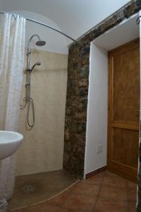 uma casa de banho com um chuveiro e um lavatório. em Dammuso Primavera em Pantelleria