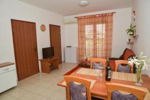 kuchnia i jadalnia ze stołem i krzesłami w obiekcie Latmo Apartment Zadar w mieście Zadar