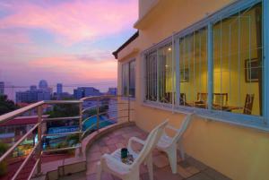 Argyle Apartments Pattaya tesisinde bir balkon veya teras