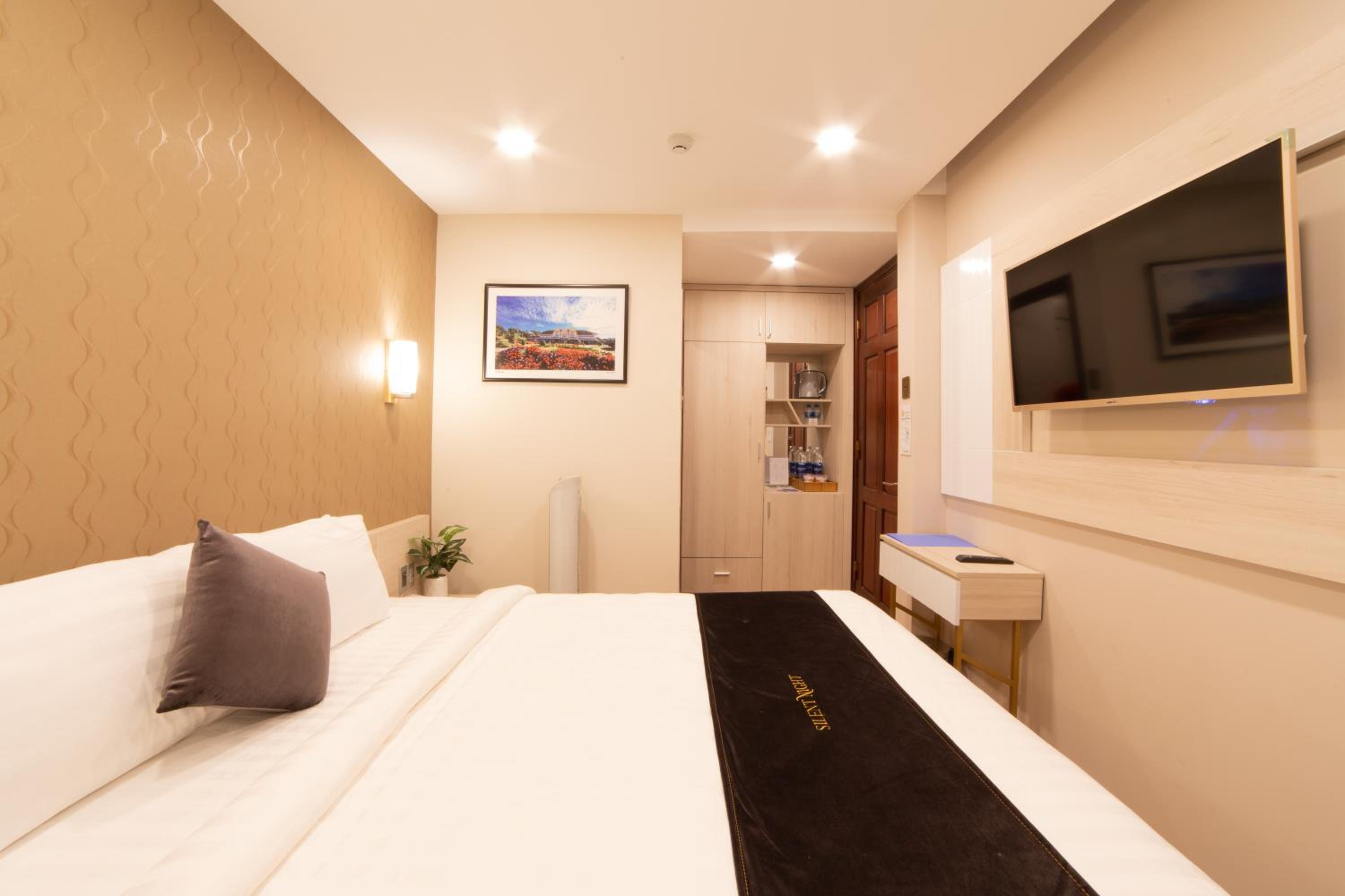Silent Night Dem Lanh Hotel