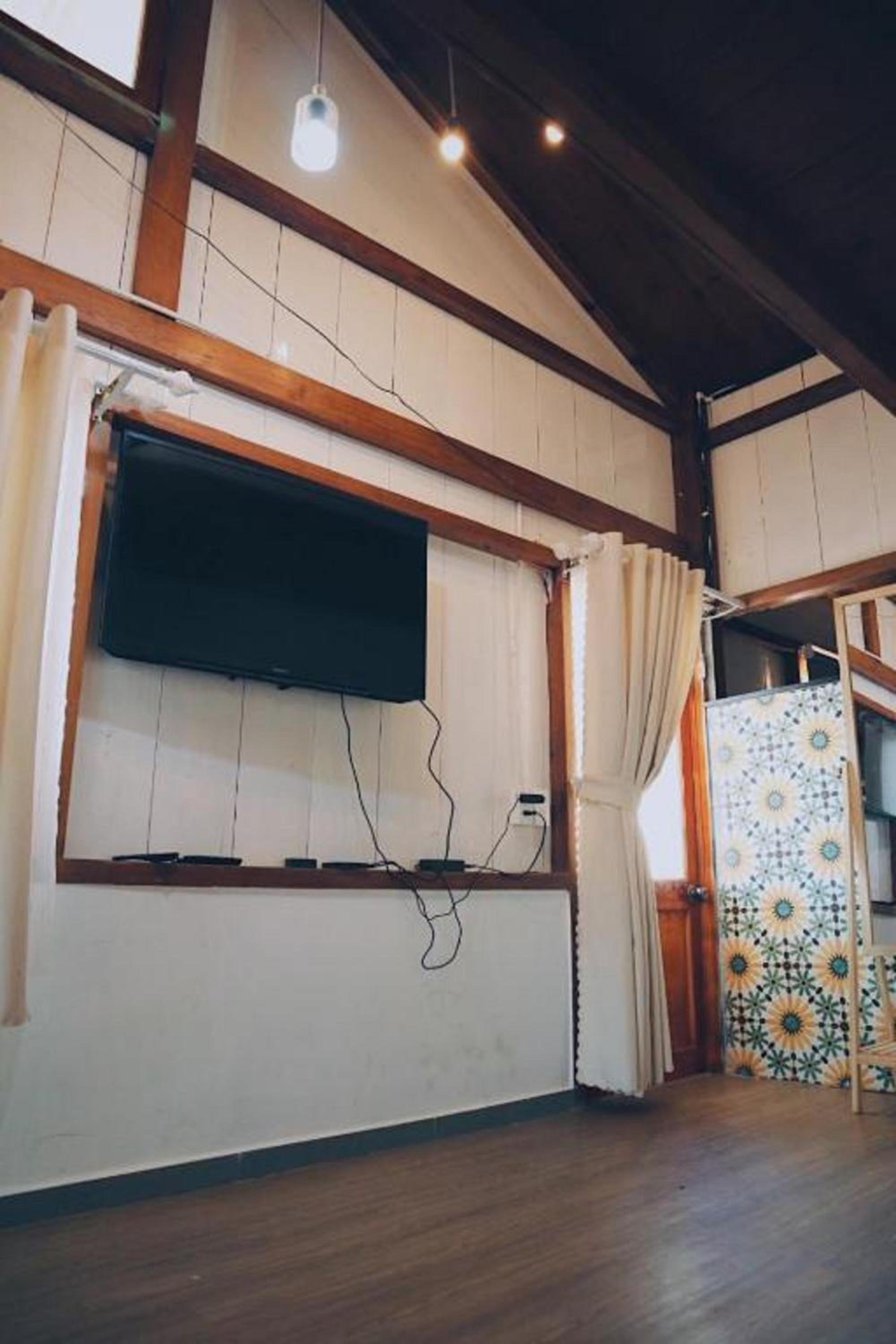 Lưng Chừng House