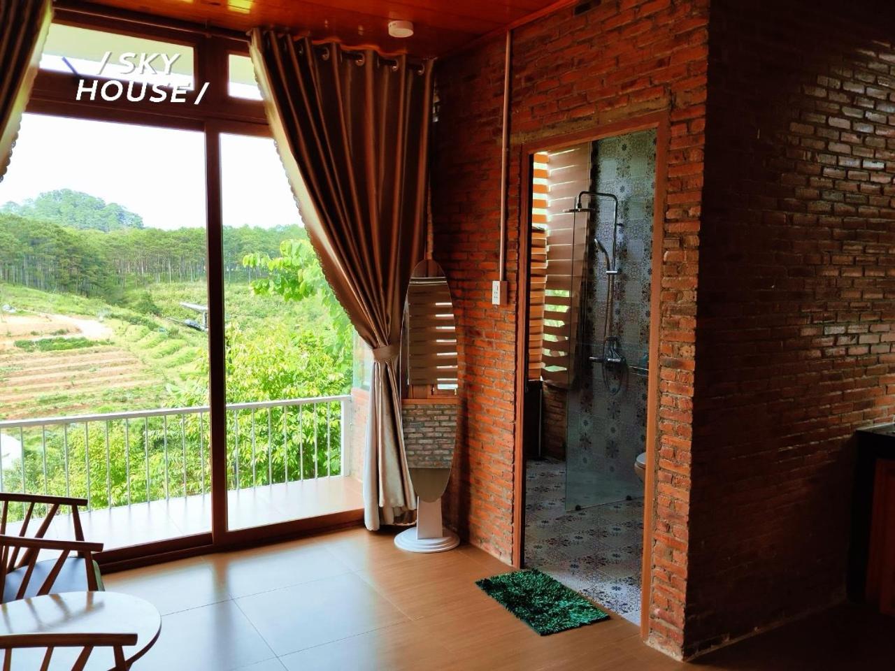 Lưng Chừng House