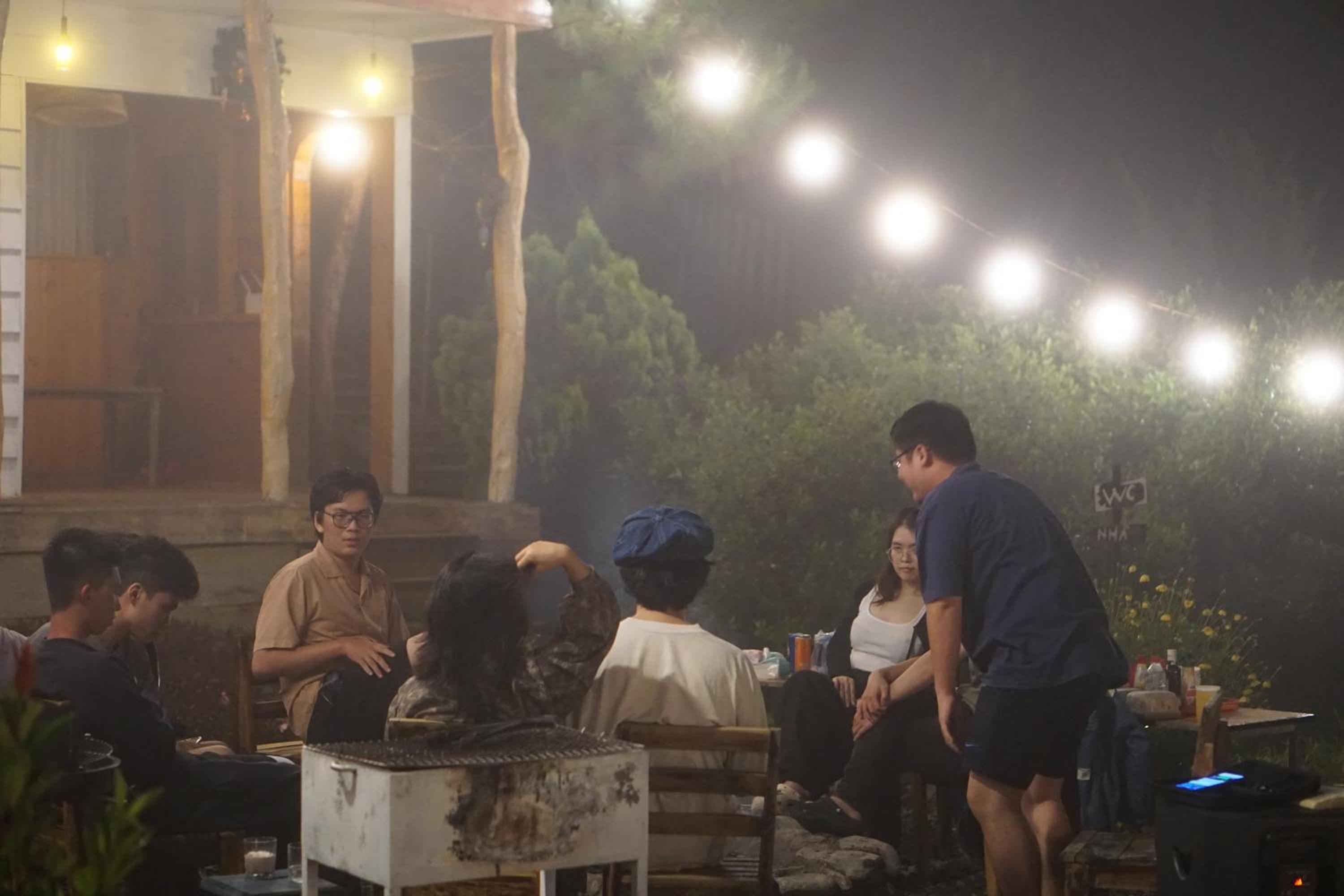 Lưng Chừng House