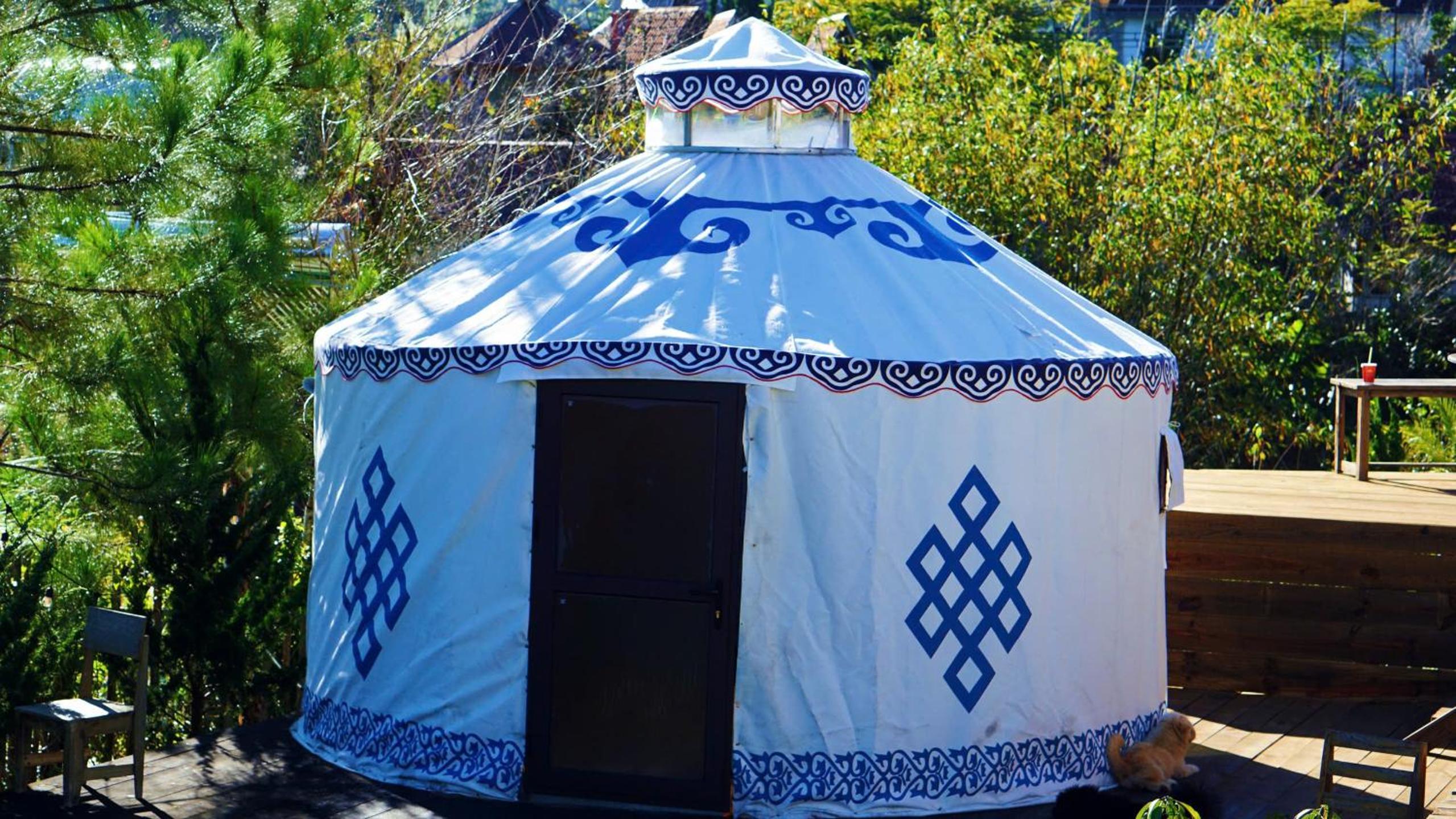 Lưng Chừng House