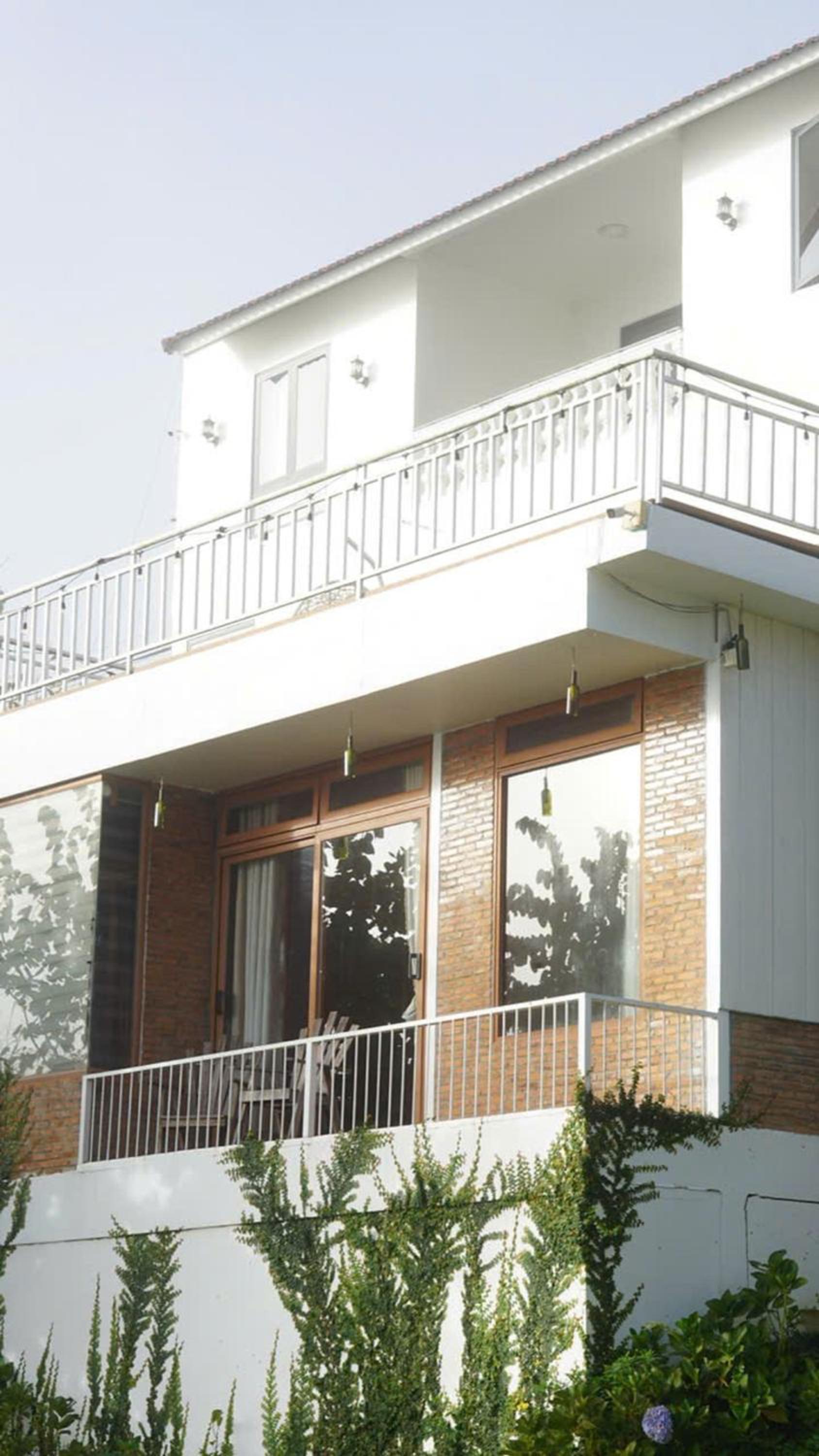 Lưng Chừng House