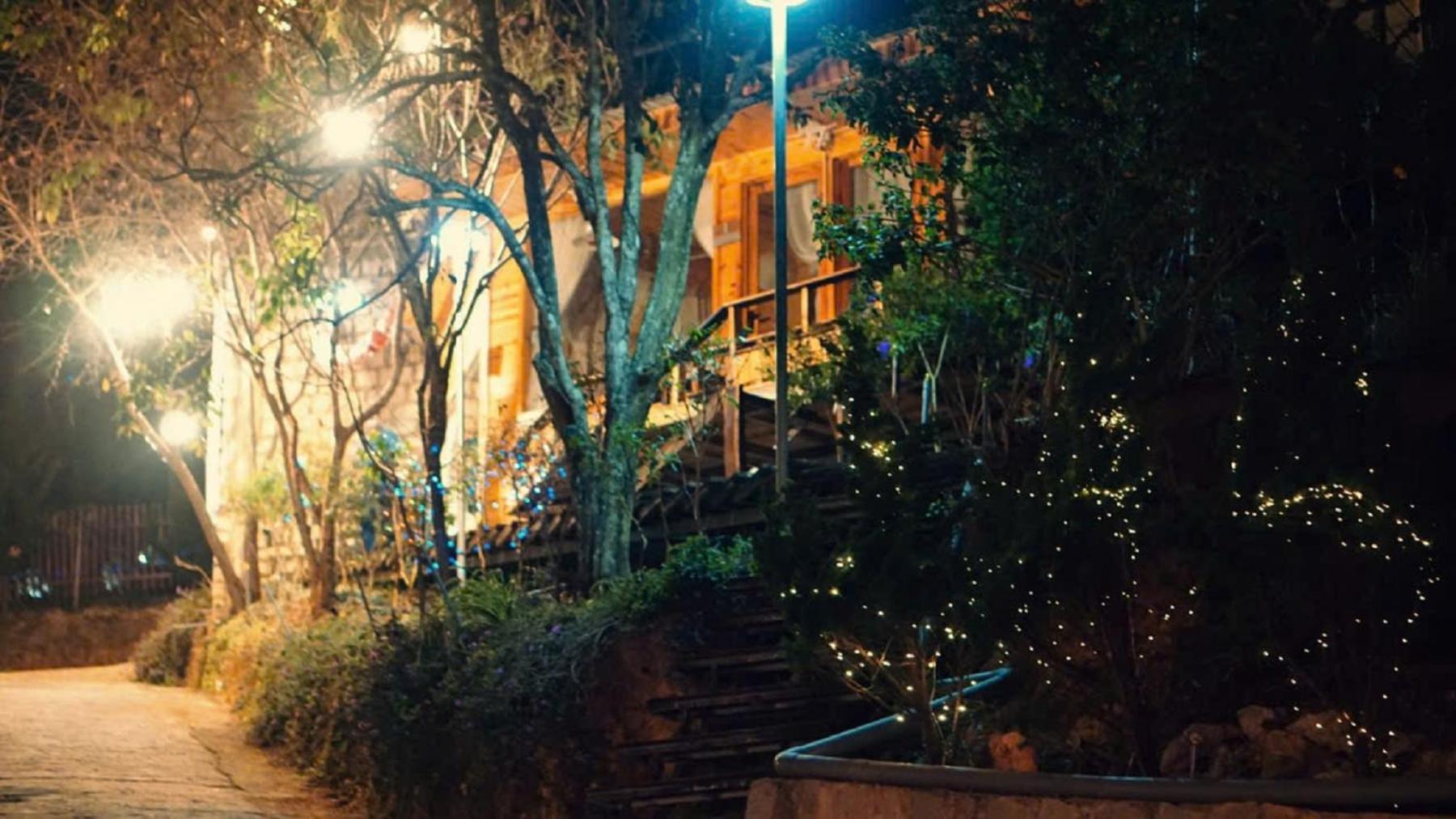 Lưng Chừng House